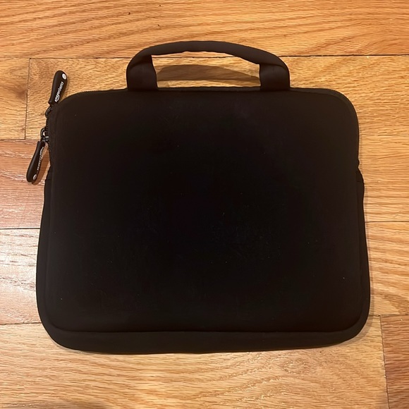 Amazon Basics Padded Tablet Case - Picture 4 of 4